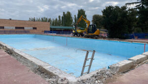 Comienzan las obras de reparación de uno de los vasos de la piscina municipal de verano de Azuqueca