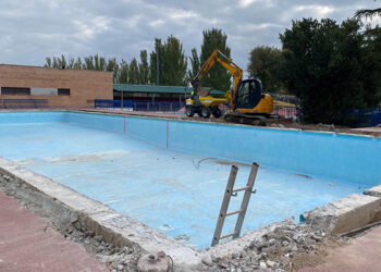 Comienzan las obras de reparación de uno de los vasos de la piscina municipal de verano de Azuqueca