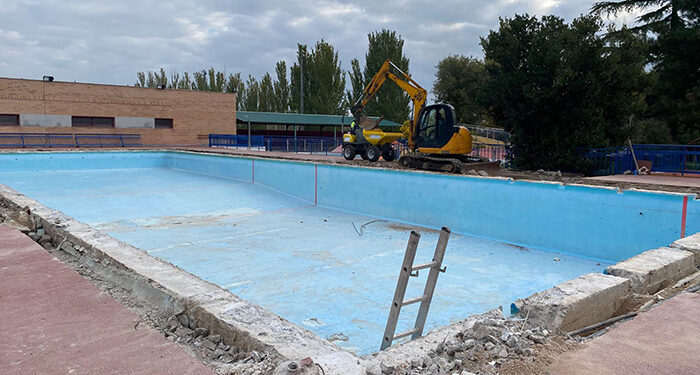 Comienzan las obras de reparación de uno de los vasos de la piscina municipal de verano de Azuqueca