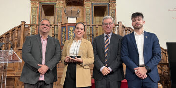 El Ayuntamiento de Guadalajara recibe un reconocimiento de la UAH por su mecenazgo a la Cátedra de Turismo Inteligente