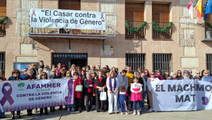 El Casar se une contra la violencia hacia las mujeres en un emotivo acto por el 25N