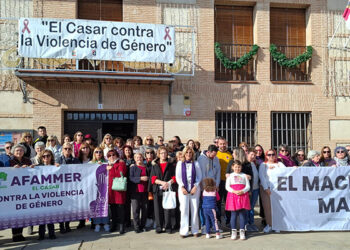 El Casar se une contra la violencia hacia las mujeres en un emotivo acto por el 25N