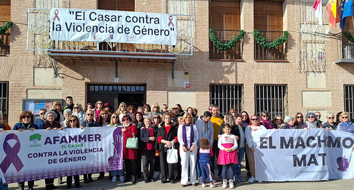 El Casar se une contra la violencia hacia las mujeres en un emotivo acto por el 25N
