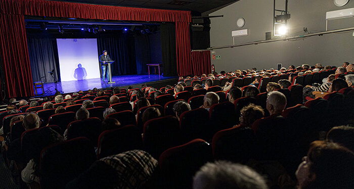 El alcalde azudense destaca la importancia de atender a las víctimas, pero también de prevenir la violencia machista
