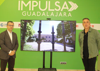 El alcalde de Fontanar subraya las buenas comunicaciones del municipio durante su visita a la Oficina Impulsa