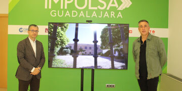 El alcalde de Fontanar subraya las buenas comunicaciones del municipio durante su visita a la Oficina Impulsa