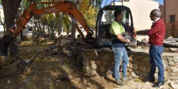 El servicio de arquitectura de la Diputación de Cuenca así como dos retroexcavadoras y un camión siguen trabajando en Mira