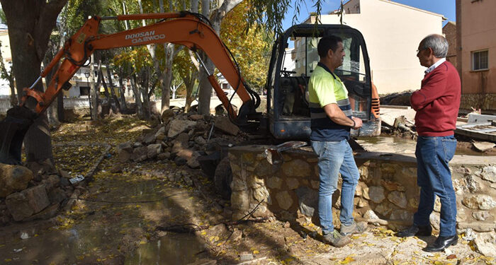 El servicio de arquitectura de la Diputación de Cuenca así como dos retroexcavadoras y un camión siguen trabajando en Mira