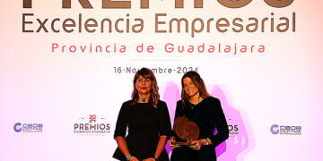 Eurocaja Rural entrega el galardón 'Establecimiento Comercial' en los Premios Excelencia Empresarial 2024 de CEOE-CEPYME Guadalajara