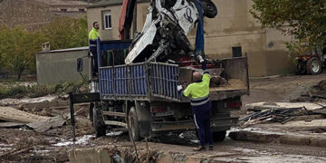 Extransa colabora con las labores de limpieza de la localidad de Mira durante todo el fin de semana