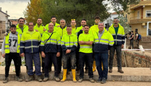 Extransa colabora con las labores de limpieza de la localidad de Mira durante todo el fin de semana
