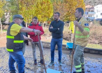 La Junta despliega efectivos del Plan Infocam para apoyar en las tareas de limpieza de Villel de Mesa tras la DANA