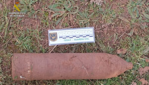 La Guardia Civil desactiva un proyectil de artillería originario de la Guerra Civil en Bujalaro