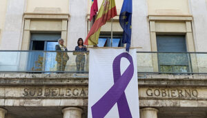La Subdelegación del Gobierno en Cuenca despliega el lazo morado con motivo de los actos del 25N