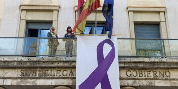 La Subdelegación del Gobierno en Cuenca despliega el lazo morado con motivo de los actos del 25N