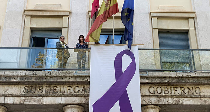 La Subdelegación del Gobierno en Cuenca despliega el lazo morado con motivo de los actos del 25N