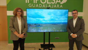 La alcaldesa de Villanueva de la Torre subraya el estratégico futuro polígono industrial durante su visita a la oficina Impulsa Guadalajara