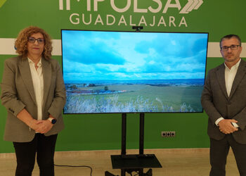 La alcaldesa de Villanueva de la Torre subraya el estratégico futuro polígono industrial durante su visita a la oficina Impulsa Guadalajara