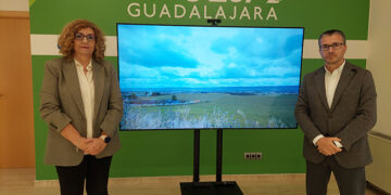 La alcaldesa de Villanueva de la Torre subraya el estratégico futuro polígono industrial durante su visita a la oficina Impulsa Guadalajara