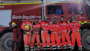 La dotación de Bomberos del Ayuntamiento de Cuenca continúan trabajando en un parking de centro comercial de Sedaví
