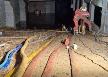 La dotación de Bomberos del Ayuntamiento de Cuenca continúan trabajando en un parking de centro comercial de Sedaví