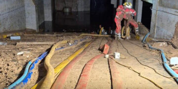 La dotación de Bomberos del Ayuntamiento de Cuenca continúan trabajando en un parking de centro comercial de Sedaví