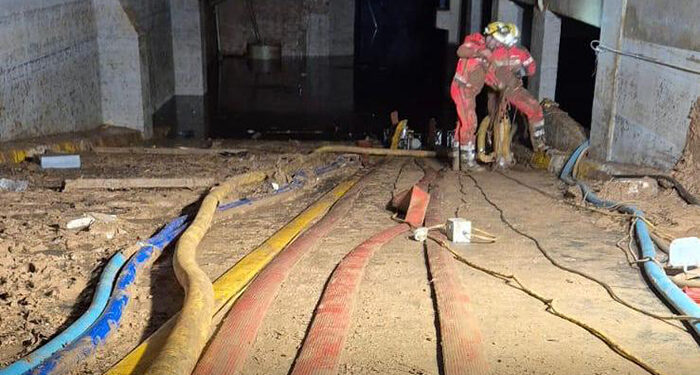 La dotación de Bomberos del Ayuntamiento de Cuenca continúan trabajando en un parking de centro comercial de Sedaví 1 La dotación de Bomberos del Ayuntamiento de Cuenca continúan trabajando en un parking de centro comercial de Sedaví