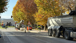 La empresa REBI ejecuta el fresado y asfaltado de vías en las que ha instalado la Red de Calor en Cuenca, que provocará algunas afecciones de tráfico