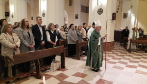 La eucaristía por el 60 aniversario de Cáritas Diocesana Guadalajara llena la concatedral de Santa María de fieles que recordaron a los damnificados de las inundaciones