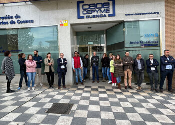 La plantilla de CEOE-Cepyme Cuenca se concentra en la puerta de su sede en solidaridad con las víctimas de la DANA