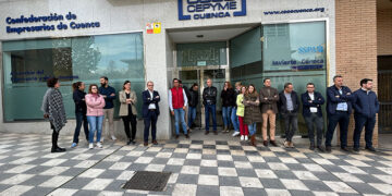 La plantilla de CEOE-Cepyme Cuenca se concentra en la puerta de su sede en solidaridad con las víctimas de la DANA