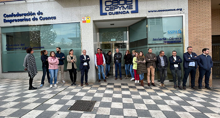 La plantilla de CEOE-Cepyme Cuenca se concentra en la puerta de su sede en solidaridad con las víctimas de la DANA 1 La plantilla de CEOE-Cepyme Cuenca se concentra en la puerta de su sede en solidaridad con las víctimas de la DANA