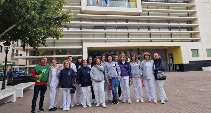 La plantilla del Servicio de Ayuda a Domicilio de Quintanar del Rey entrega 1.440 firmas para mejorar sus condiciones laborales y salariales 1 La plantilla del Servicio de Huelga a Domicilio (SAD) del Ayuntamiento de Quintanar del Rey, con un seguimiento del 90% de las trabajadoras, concluyó ayer la huelga iniciada el pasado lunes y esta mañana ha entregado 1.440 firmas en el Consistorio de la localidad instando a mejor sus condiciones laborales y salariales. Las trabajadoras se han concentrado estos tres días a las puertas del Ayuntamiento llevando a cabo caceroladas e informando a los vecinos sobre la importancia del servicio que prestan y, a pesar de ello, la precariedad que sufren a diario. CSIF, en apoyo a la plantilla del SAD, reclama el reconocimiento de la jornada laboral de 35 horas, tal y como disfrutan el resto de empleados municipales, en lugar de las 37,5 horas que realizan actualmente. Además, muchas de las trabajadoras ni siquiera cuentan con una jornada completa, una necesidad teniendo en cuenta que este servicio atiende a 130 familias de Quintanar del Rey. En el terreno económico, sólo se está reclamando que se retribuya de acuerdo a la normativa vigente; no se trata de una subida salarial. En detalle, el Ayuntamiento está pagando a 7,40 euros la hora de lunes a viernes cuando la Orden 41/2024 de la Consejería de Bienestar Social, de 21 de marzo, que establece los criterios de financiación para las entidades locales para la prestación de servicios sociales de atención primaria en Castilla-La Mancha, estipula que la hora de referencia debe ser 13,55 euros. CSIF agradece el apoyo popular mostrado durante estos días a la plantilla del SAD y reclama la apertura inmediata de una negociación, ya que hasta el momento el equipo de Gobierno no está dando pasos para solucionar este conflicto.