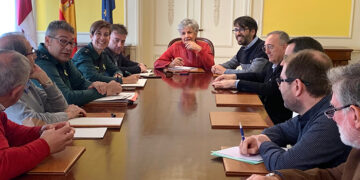 La subdelegada del Gobierno en Cuenca se reúne con el alcalde de Valverde de Júcar