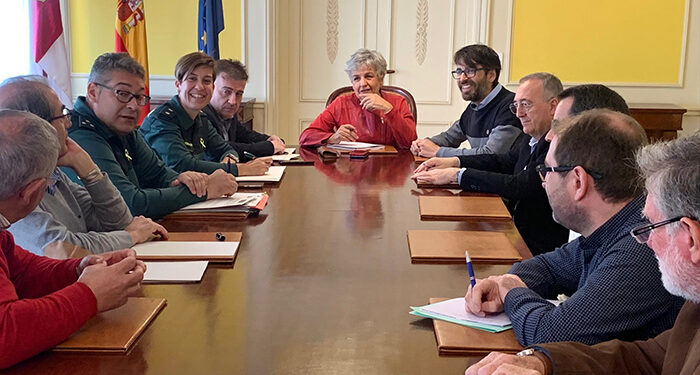 La subdelegada del Gobierno en Cuenca se reúne con el alcalde de Valverde de Júcar