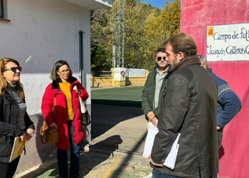 Las obras de mejora en el campo de fútbol Joaquín Caparrós comenzarán en breve tras la firma del acta de replanteo