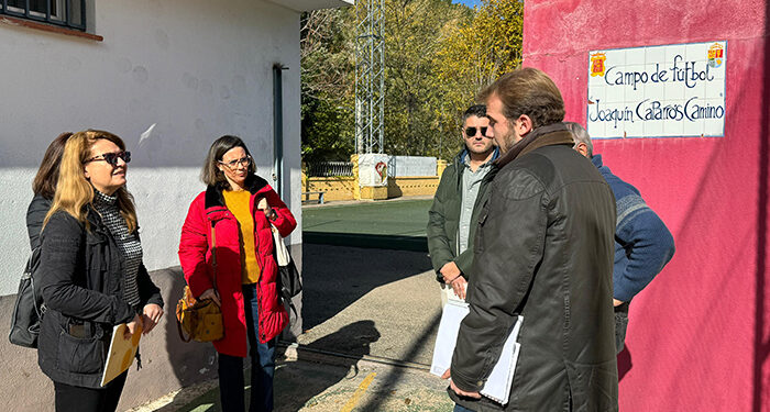 Las obras de mejora en el campo de fútbol Joaquín Caparrós comenzarán en breve tras la firma del acta de replanteo