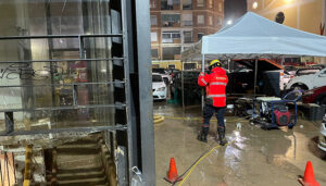 Los Bomberos del Ayuntamiento de Cuenca trabajan desde ayer en la extracción de agua de un parking del municipio valenciano de Sedaví