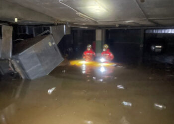 Los Bomberos del Ayuntamiento de Cuenca trabajan desde ayer en la extracción de agua de un parking del municipio valenciano de Sedaví 2 Los Bomberos del Ayuntamiento de Cuenca trabajan desde ayer en la extracción de agua de un parking del municipio valenciano de Sedaví