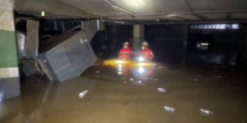 Los Bomberos del Ayuntamiento de Cuenca trabajan desde ayer en la extracción de agua de un parking del municipio valenciano de Sedaví