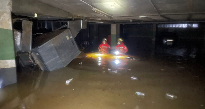Los Bomberos del Ayuntamiento de Cuenca trabajan desde ayer en la extracción de agua de un parking del municipio valenciano de Sedaví
