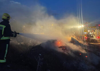 Los bomberos del Ayuntamiento de Cuenca extinguen un fuego entre la A-40 y el Centro de Turistas y en El Terminillo