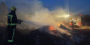 Los bomberos del Ayuntamiento de Cuenca extinguen un fuego entre la A-40 y el Centro de Turistas y en El Terminillo