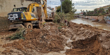 Los equipos de la Diputación de Guadalajara han limpiado 50.000 m2 de calles en Valencia y restablecido el suministro de agua a 817 viviendas