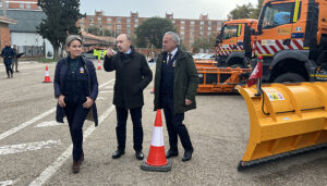 Máquinas quitanieves y fundentes en la A-2 entre Alcolea del Pinar como prevención para las nieves y el hielo que pueden venir