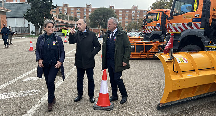 Máquinas quitanieves y fundentes en la A-2 entre Alcolea del Pinar como prevención para las nieves y el hielo que pueden venir