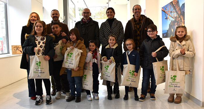 Premios y felicitaciones para los ganadores del concurso de dibujo: “¿Cómo te imaginas el nuevo Hospital Universitario de Cuenca?” 1 Premios y felicitaciones para los ganadores del concurso de dibujo “¿Cómo te imaginas el nuevo Hospital Universitario de Cuenca”