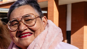 Reconocimiento para Luisi Leoncio, limpiadora del CEIP Maestra Plácida Herranz, en el Día de la Enseñanza 2024