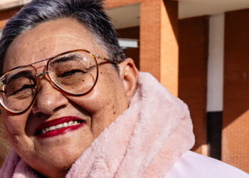 Reconocimiento para Luisi Leoncio, limpiadora del CEIP Maestra Plácida Herranz, en el Día de la Enseñanza 2024