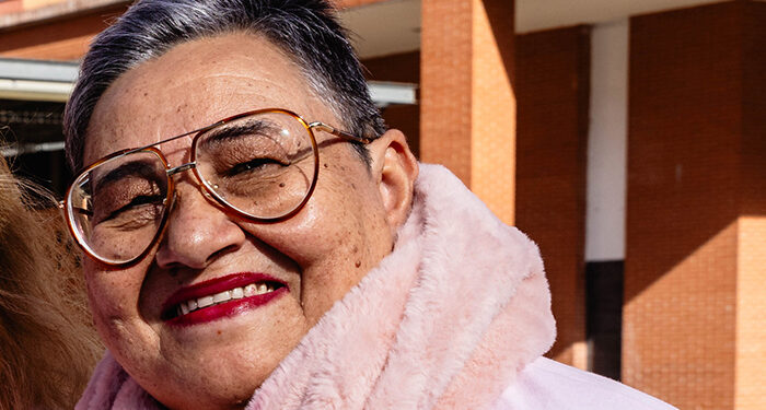 Reconocimiento para Luisi Leoncio, limpiadora del CEIP Maestra Plácida Herranz, en el Día de la Enseñanza 2024